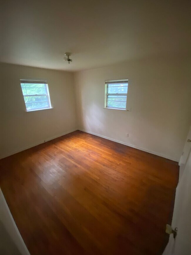 Building Photo - 2103 Meadowvale Ct