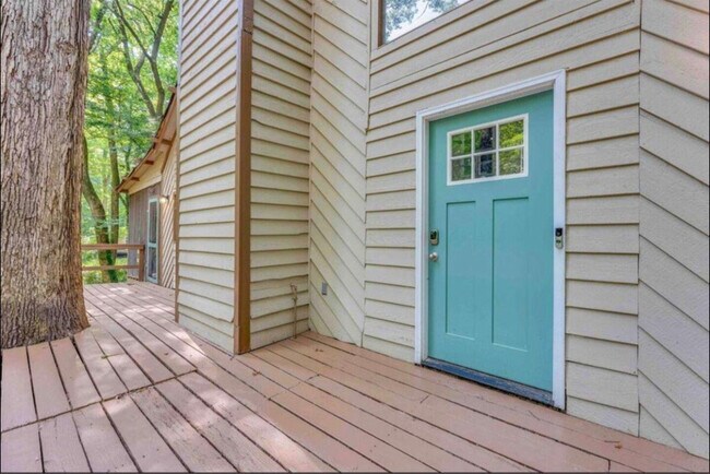 Building Photo - 790 Oak Dr