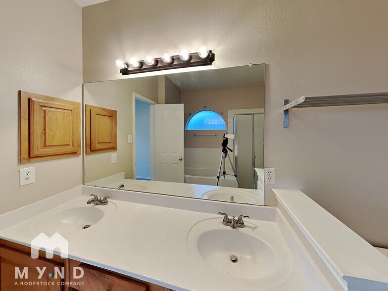 Building Photo - 3125 Paradise Valley Dr