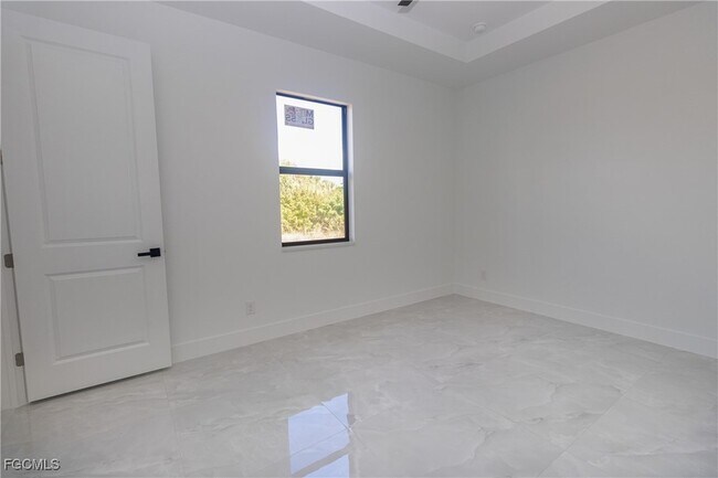 Building Photo - 843 Duplex St E