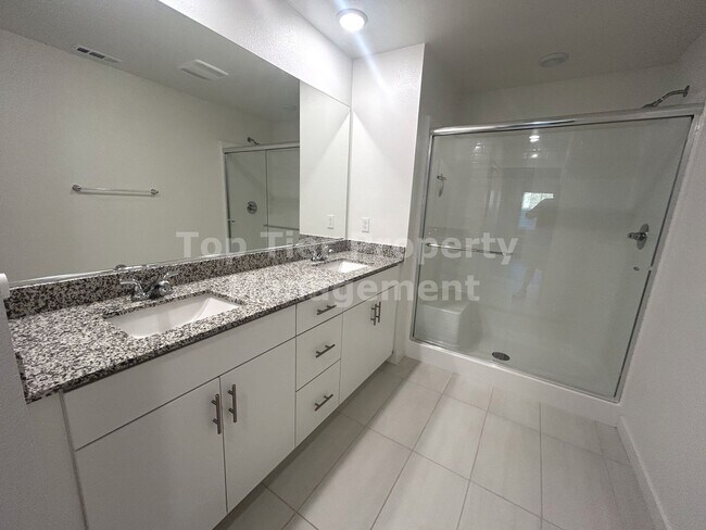 Building Photo - ***Gorgeous 2 bed / 2.5 bath / 1,083 sqft Townhouse in New Citro Community of Fallbrook - Availab...