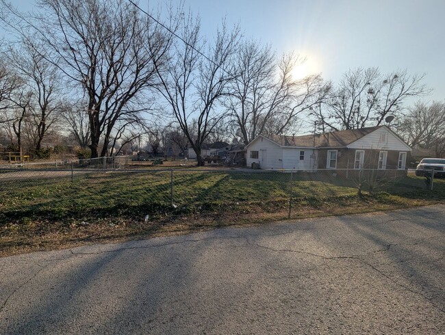 Building Photo - 3 Bedroom House in Pryor