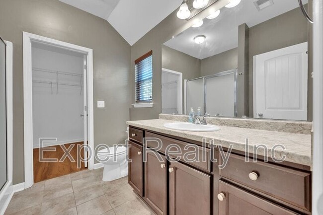 Building Photo - 1633 Cove Dr