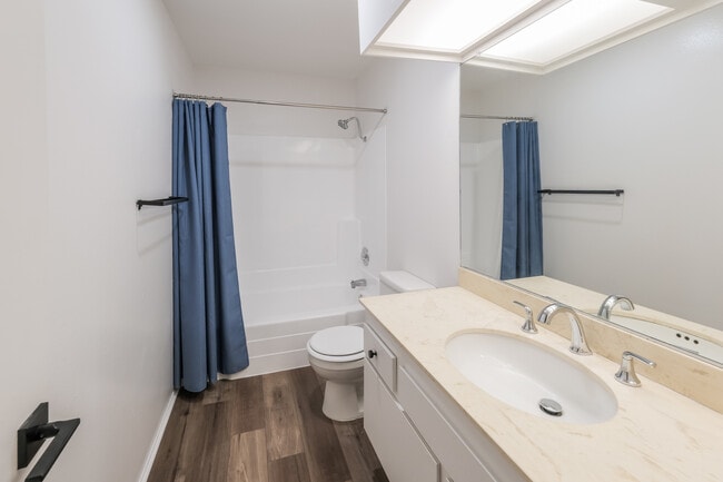 Building Photo - 2522 Clairemont Dr