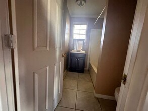 Building Photo - Spacious 3/2 available now!