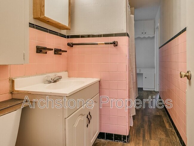 Building Photo - 937 N Locust Ln