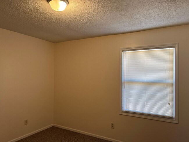 Building Photo - 2014 Cedar Point Cir