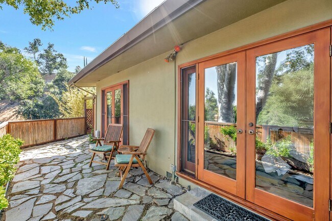 Building Photo - HOLIDAY SPECIAL***2 WEEKS FREE** 3 Bed/2 Bath Oasis in Royal Woods - Available Now