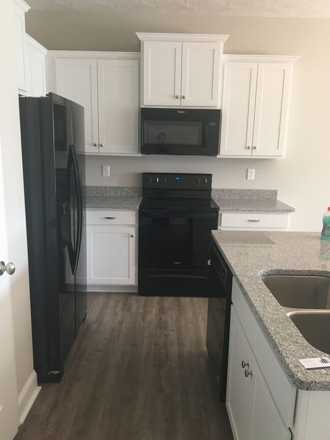 Building Photo - 2 Bed/ 2 Bath Townhome - 7 Minutes from Fo...