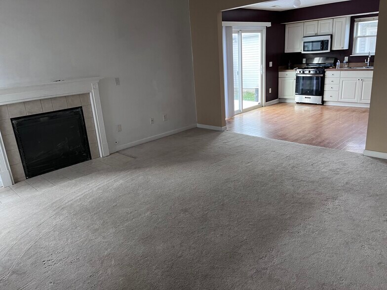 Building Photo - 2395 Maple Hedge Way