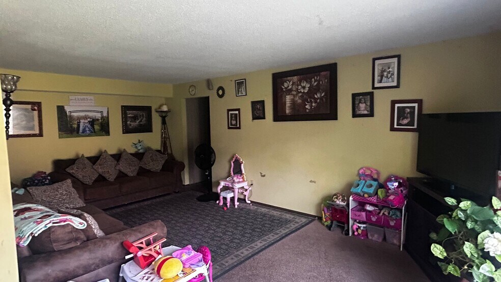 Primary Photo - 1025 Smetana Rd