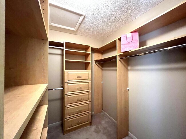 Building Photo - 5908 Viale Elizabeth