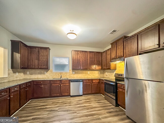 Building Photo - 230 Daisy Cir