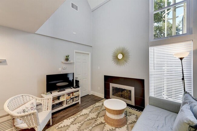 Building Photo - 935 La Posada Dr