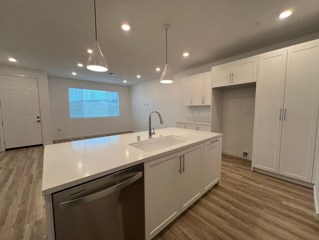 Building Photo - Gorgeous *BRAND NEW* Townhome in Midtown V...