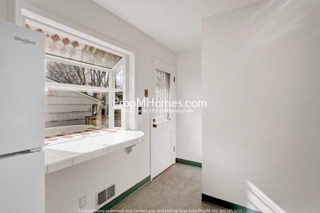 Building Photo - Quintessential Two Bedroom home in SW - Beautiful Backyard!