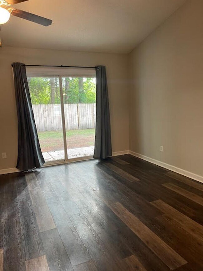 Building Photo - Great two bedroom, two bath duplex in Hunters Creek.