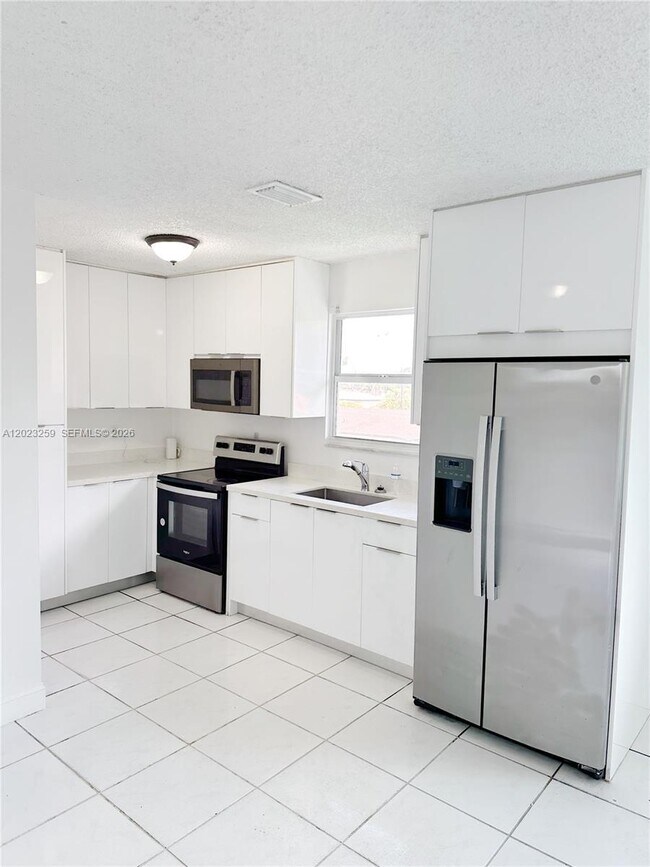Building Photo - 325 W 60th St