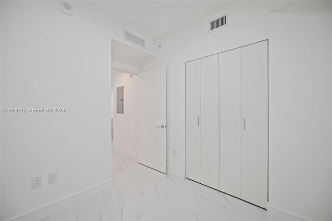 Building Photo - 700 NE 24th St