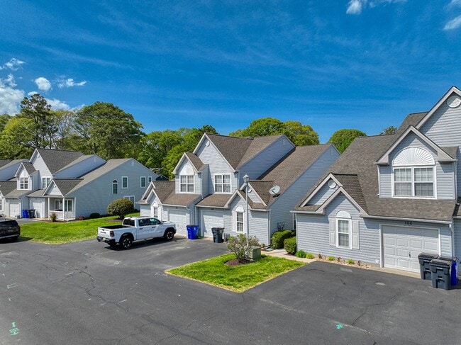 Building Photo - Year-round rental - 4 br 2.5 ba Twin Home in Seabright Village – East of Route 1