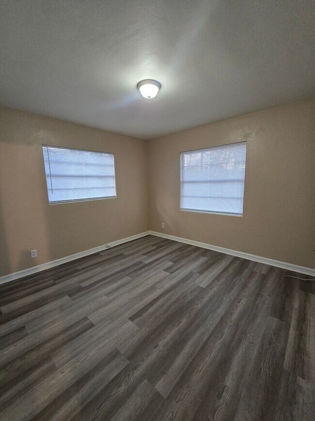 Building Photo - 1001 N Bracewell Dr