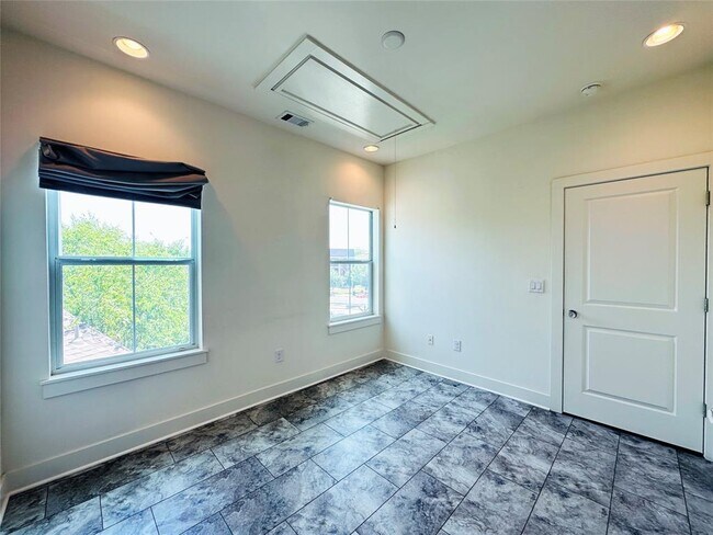 Building Photo - 2716 Halcyon Dr