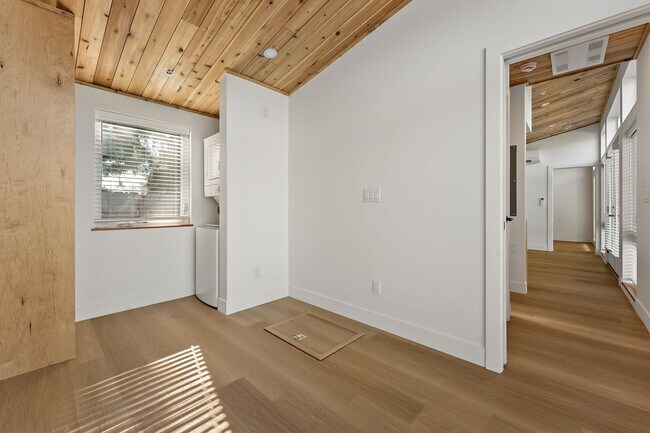 Building Photo - Morris Street Commons Modualr Living! 1/1 Community Living!