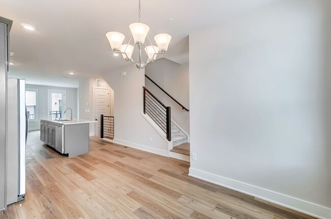 Building Photo - 3 Bedroom Townhome minutes from South End!