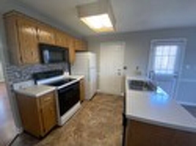 Building Photo - Updated 3BR Home Minutes from Fort Campbell – Fenced Yard & Deck