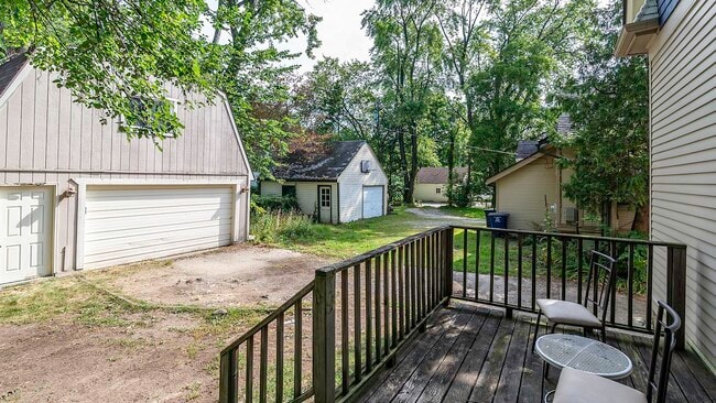 Building Photo - 823 Dewey Ave