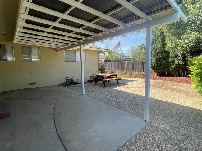 Building Photo - Beautifully Remodeled 3BR/2BA Home with Modern Finishes