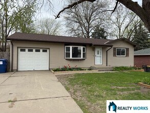 Building Photo - Charming Three Bed One and a Half Bath
