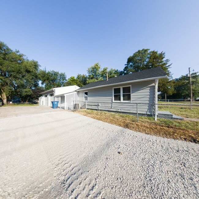 Building Photo - Updated 2 Bedroom Home with 2 Stall Garage