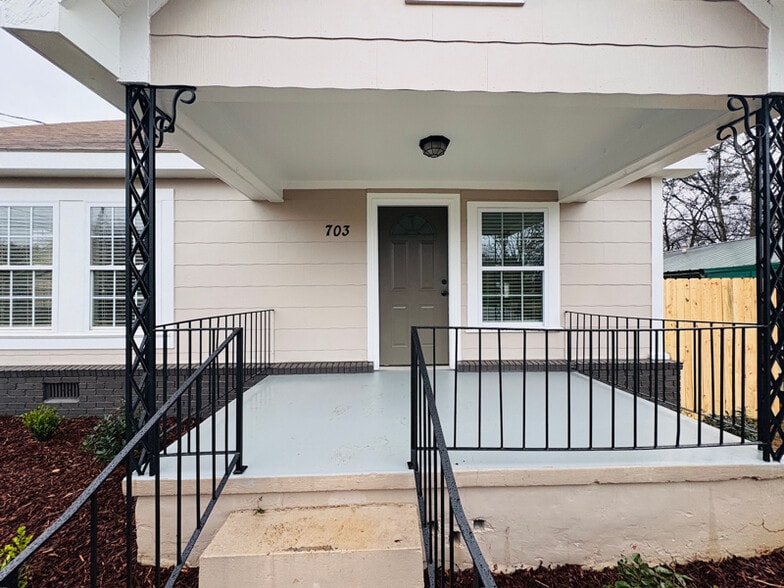 Building Photo - 703 31st Ave E