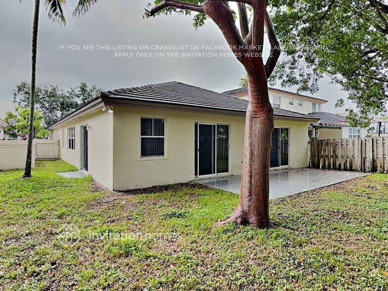 Building Photo - 7333 NW 1st Manor