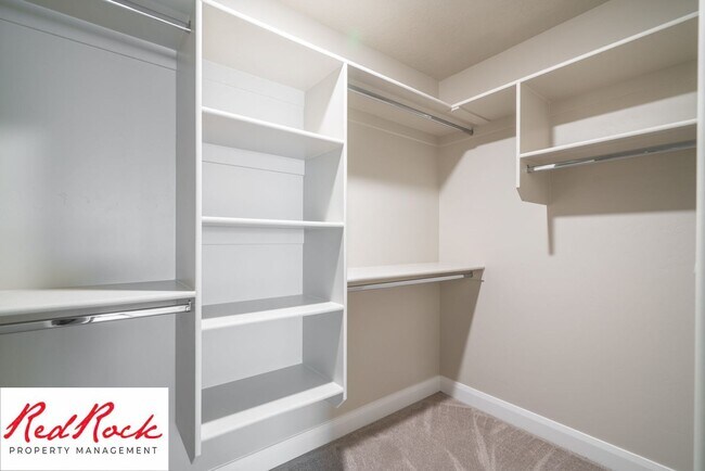 Building Photo - Stunning 4 Bedroom Townhome in Hurricane Heights