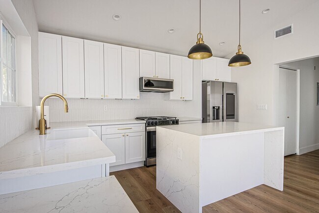 Building Photo - Luxury Living with Massive Private Yard in Downtown Burbank!