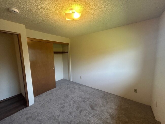 Building Photo - 2 BD Duplex with Garage!