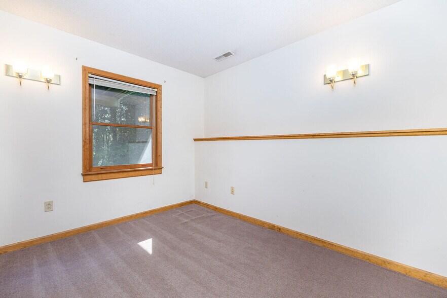 Building Photo - 84 Eastwood Dr