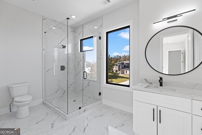 Building Photo - 555 Versailles Dr