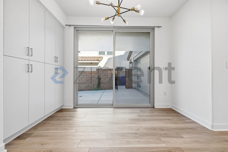 Building Photo - Unit
