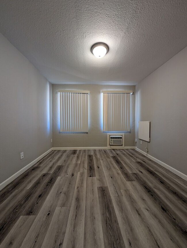 Building Photo - 2 BEDROOM APARTMENT IN DOWNTOWN LAS VEGAS