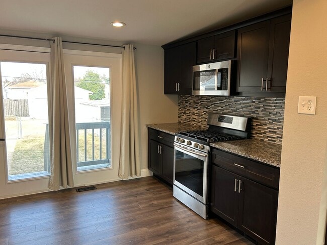 Building Photo - Modern Renovation in Sought-After Area