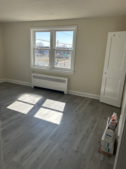 New laminate flooring throughout - 1471 Creston St