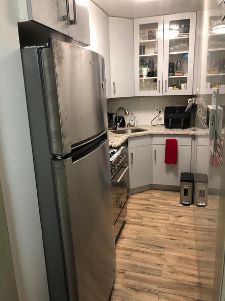 Building Photo - 345 E 54th St