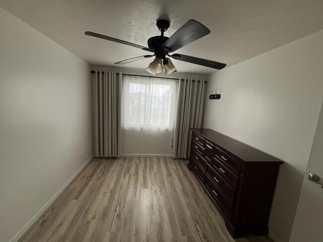 Building Photo - Well Maintained, 2-Bedroom, 1-Bath Home Cl...