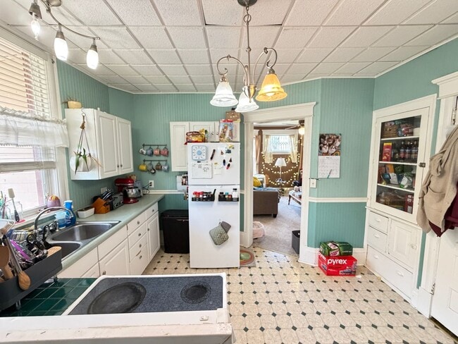Building Photo - 1st Floor 2 Bedroom Apartment w/ Private Basement - Available July 1st