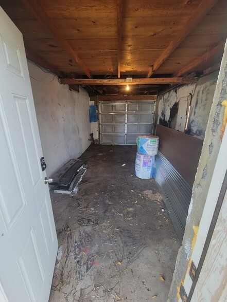 Building Photo - 2406 E 10th St