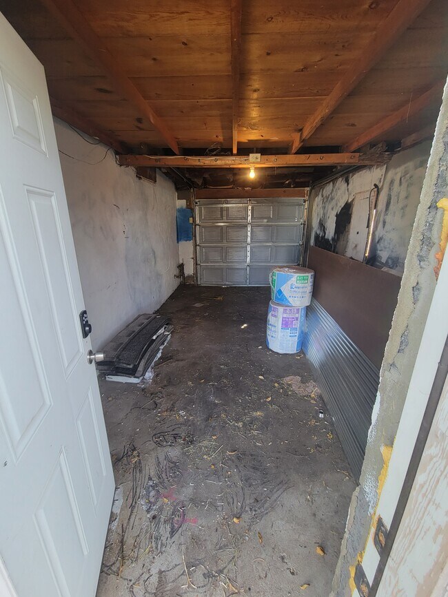 Building Photo - 2406 E 10th St