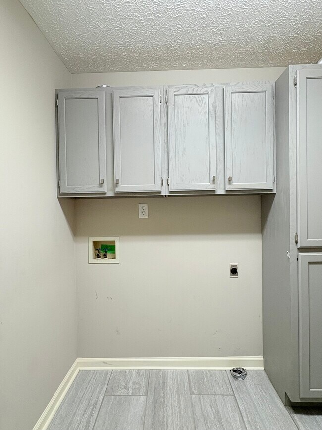Building Photo - 747 Steeplechase Way